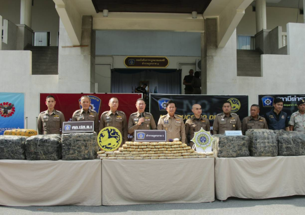 พล.ต.ท.สุรพล เปรมบุตร  ผบช.ภ.1 แถลงข่าวผลการปฏิบัติการปราบปรามยาเสพติด ตามนโยบาย “No Drugs No Dealers”