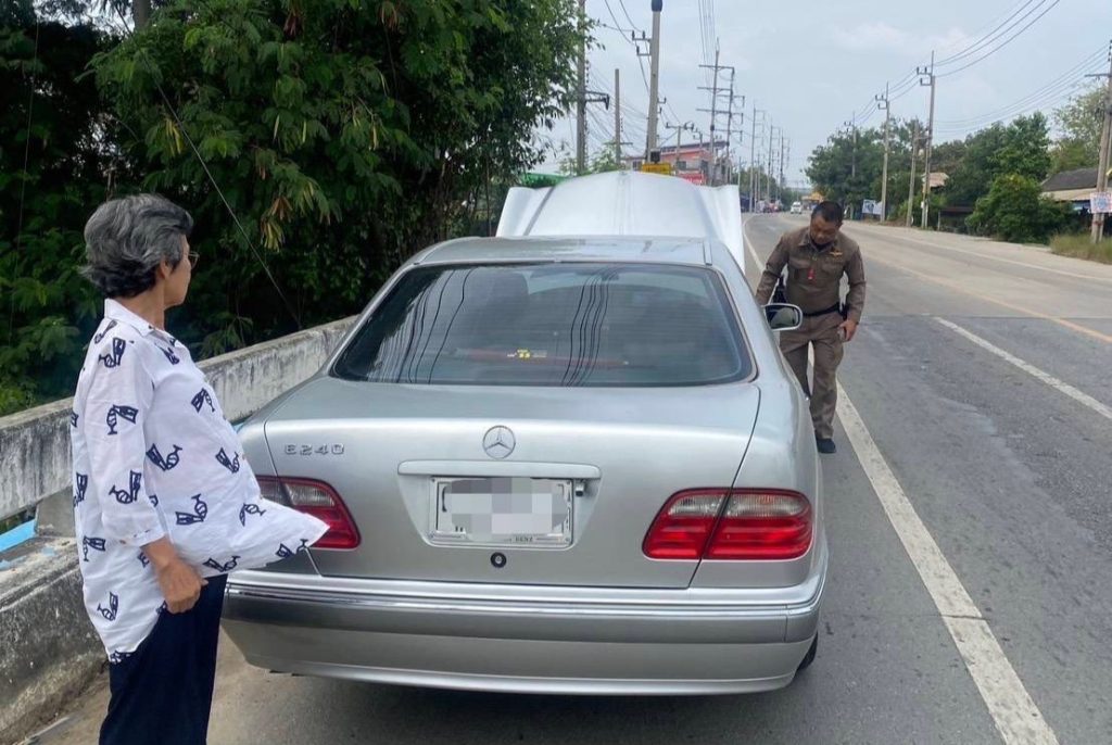 รองสว.จร.สภ.ไทรน้อย ช่วยเหลือประชาชน รถเสีย