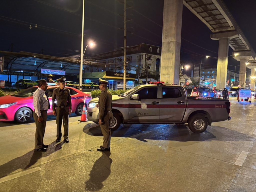 พ.ต.อ.เขมพัทธ์ โพธิพิทักษ์ รอง ผบก.ฯ ปรก.ภ.จว.นนทบุรี(จต) ตรวจการตั้งด่านตรวจ วัดปริมาณแอลกอฮอล์  ถนน ติวานนท์