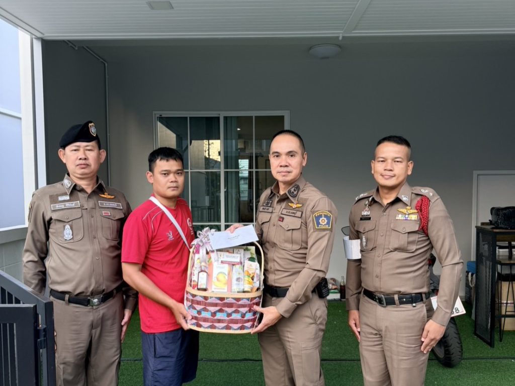 พล.ต.ต.เดชรพี คงดี ผบก.ภ.จว.นนทบุรี เข้าเยี่ยมเจ้าหน้าที่ตำรวจ จ.ส.ต.อนุรัตน์ ดวงเกตุ ผบ.หมู่ (จร.) สภ.เมืองนนทบุรี ที่ประสบอุบัติเหตุ ถูกรถจักรยานยนต์ฝ่าด่านกวดขันวินัยจราจรสี่แยกพรสวรรค์ฯ