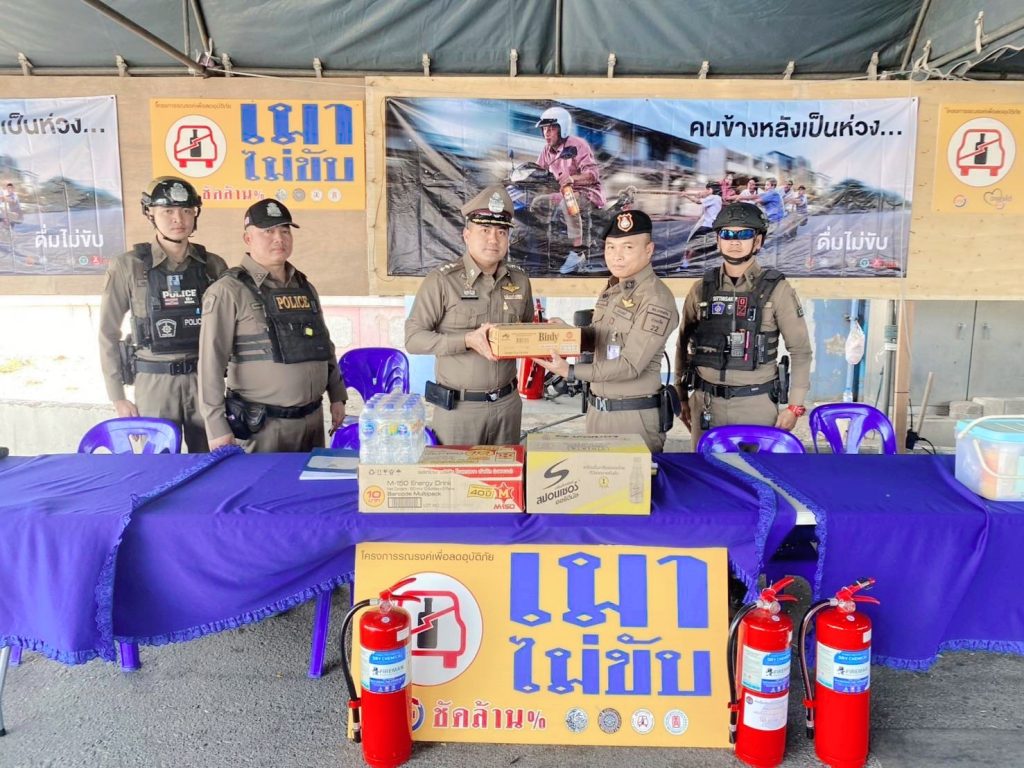 พ.ต.อ.จักรพงศ์ นุชผดุง รอง ผบก.รอง ผบก.ภ.จว.นนทบุรี ตรวจเยี่ยมจุดบริการประชาชน และจราจร รณรงค์การขับขี่ปลอดภัยสวมหมวกนิรภัยเพื่อลดอุบัติเหตุจราจรทางบกในช่วงเทศกาลปีใหม่ 2569