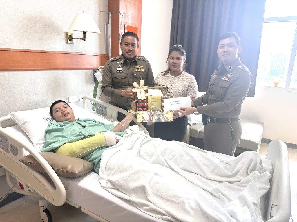 พ.ต.อ.จักรพงศ์ นุชผดุง รอง ผบก ภ.จว.นนทบุรี เยี่ยมให้กำลังใจเจ้าหน้าที่ที่ประสบอุบัติเหตุขณะปฏิบัติหน้าที่