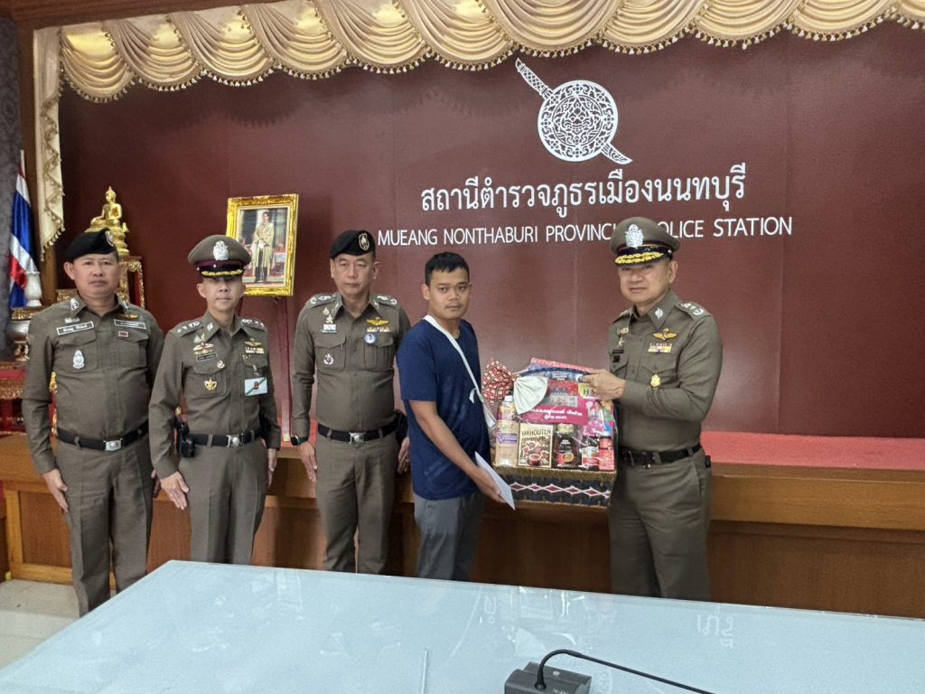 พล.ต.ท.สมประสงค์  เย็นท้วม ผู้ช่วย ผบตร. ตรวจเยี่ยมให้กำลังใจ จ.ส.ต.อนุรัตน์ ดวงเกตุ  ผบ.หมู่จร.สภ.เมืองนนทบุรี