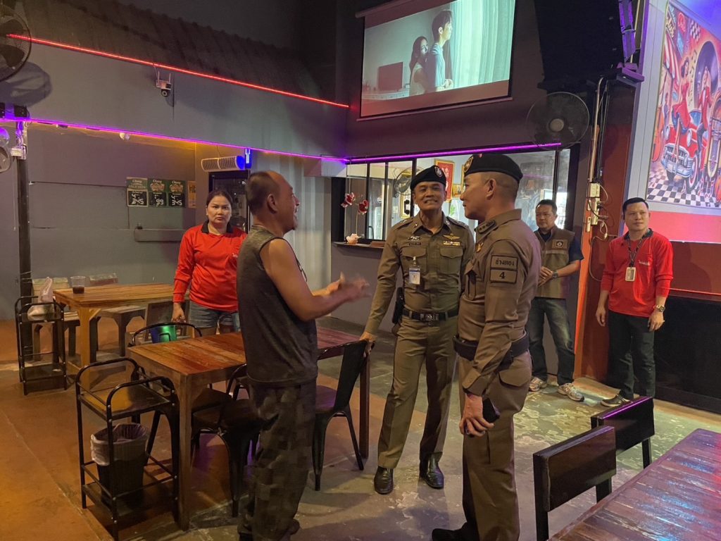 พ.ต.อ.เมธา วงศ์อนันต์นนท์ ร่วม ว.4 ตรวจสถานบริการ/ร้านคาราโอเกะ