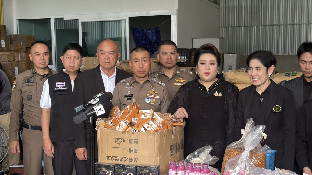 พล.ต.ต.เดชรพี คงดี ได้ร่วมแถลงผลการจับกุมและตรวจค้นขบวนการลักลอบผลิตยาลดความอ้วนผิดกฎหมายในพื้นที่จังหวัดนนทบุรี