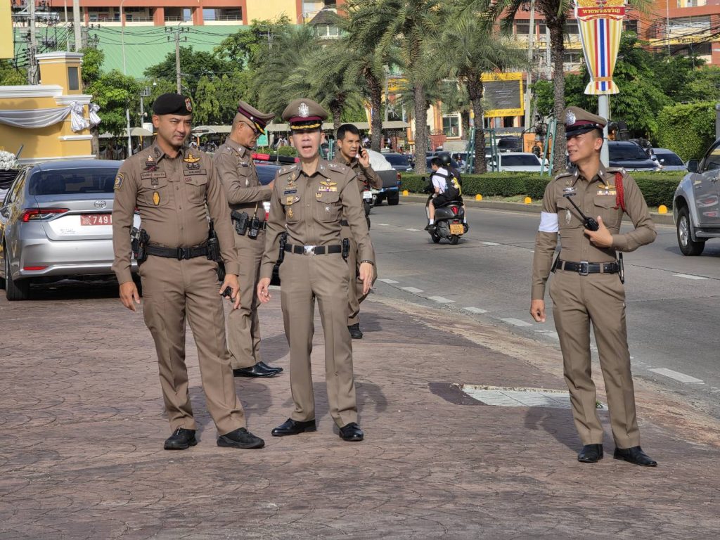 พ.ต.อ.สถิตพร บุณยรัตพันธุ์ อำนวยความสะดวกด้านการจราจรและรักษาความปลอดภัย