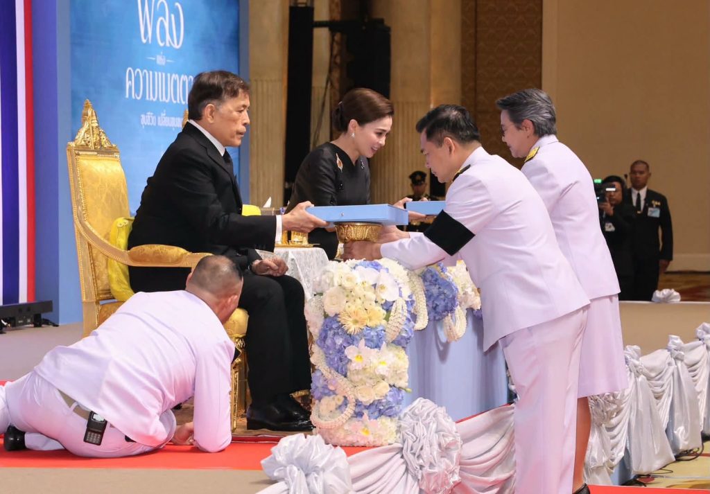 ในหลวง-พระราชินี ทรงเป็นองค์ประธาน ในงานมหกรรมกองทุนแม่ของแผ่นดิน ประจำปี ๒๕๖๙  ทรงมีพระราชดำรัสให้ร่วมกันสืบสานพระราชปณิธาน “พระพันปีหลวง”